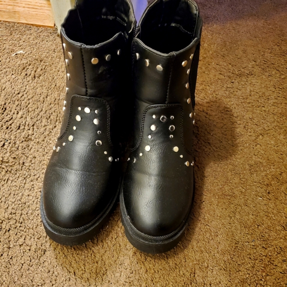 No box studed ankle boots i have these in a sz 8 and 8.5!